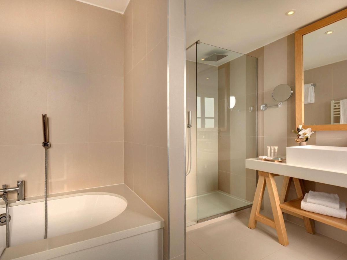 Salle de bains dans l'établissement Mercure Maintenon