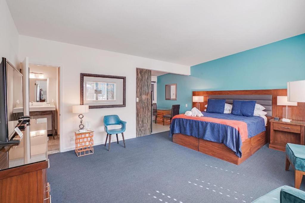 INNdulge Iconic Gay Men's Resort - Housity