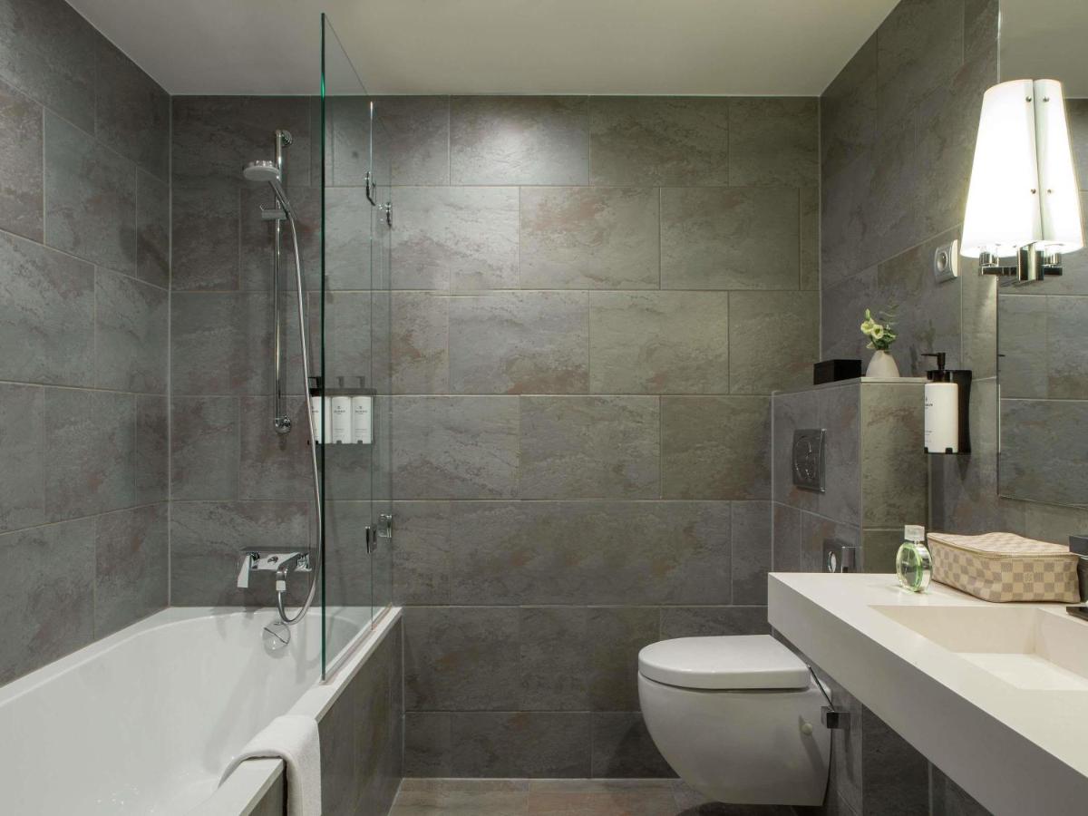 Salle de bains dans l'établissement Sofitel Strasbourg Grande Ile