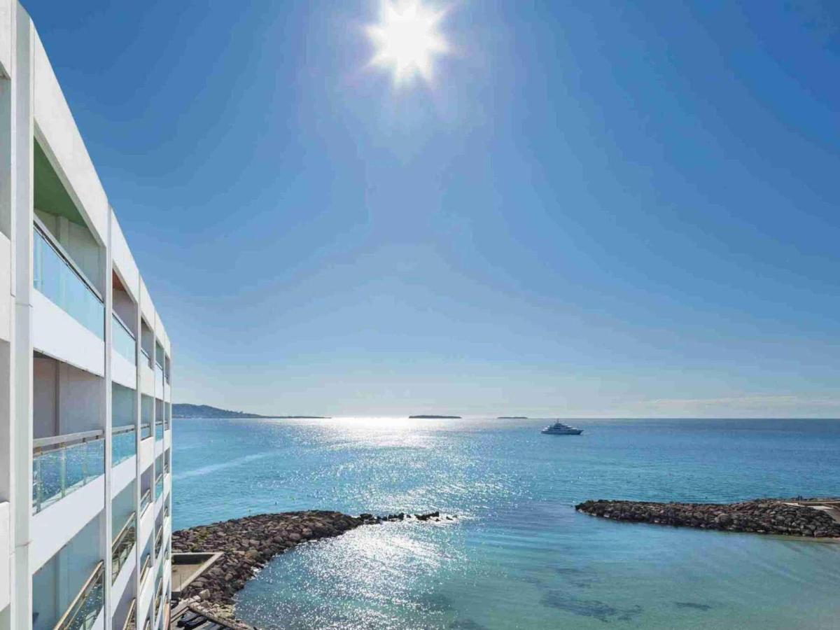 une vue sur l'océan depuis un immeuble dans l'établissement Pullman Cannes Mandelieu, à Mandelieu-la-Napoule