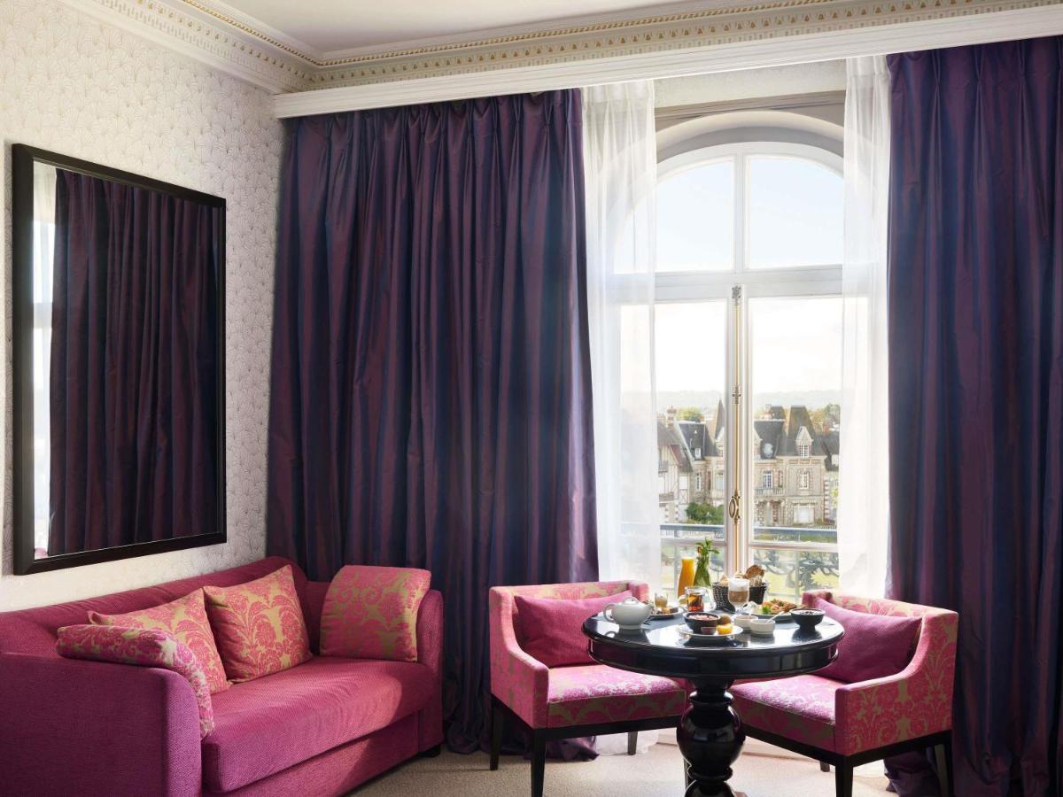 Coin salon dans l'établissement Le Grand Hotel de Cabourg - MGallery Collection