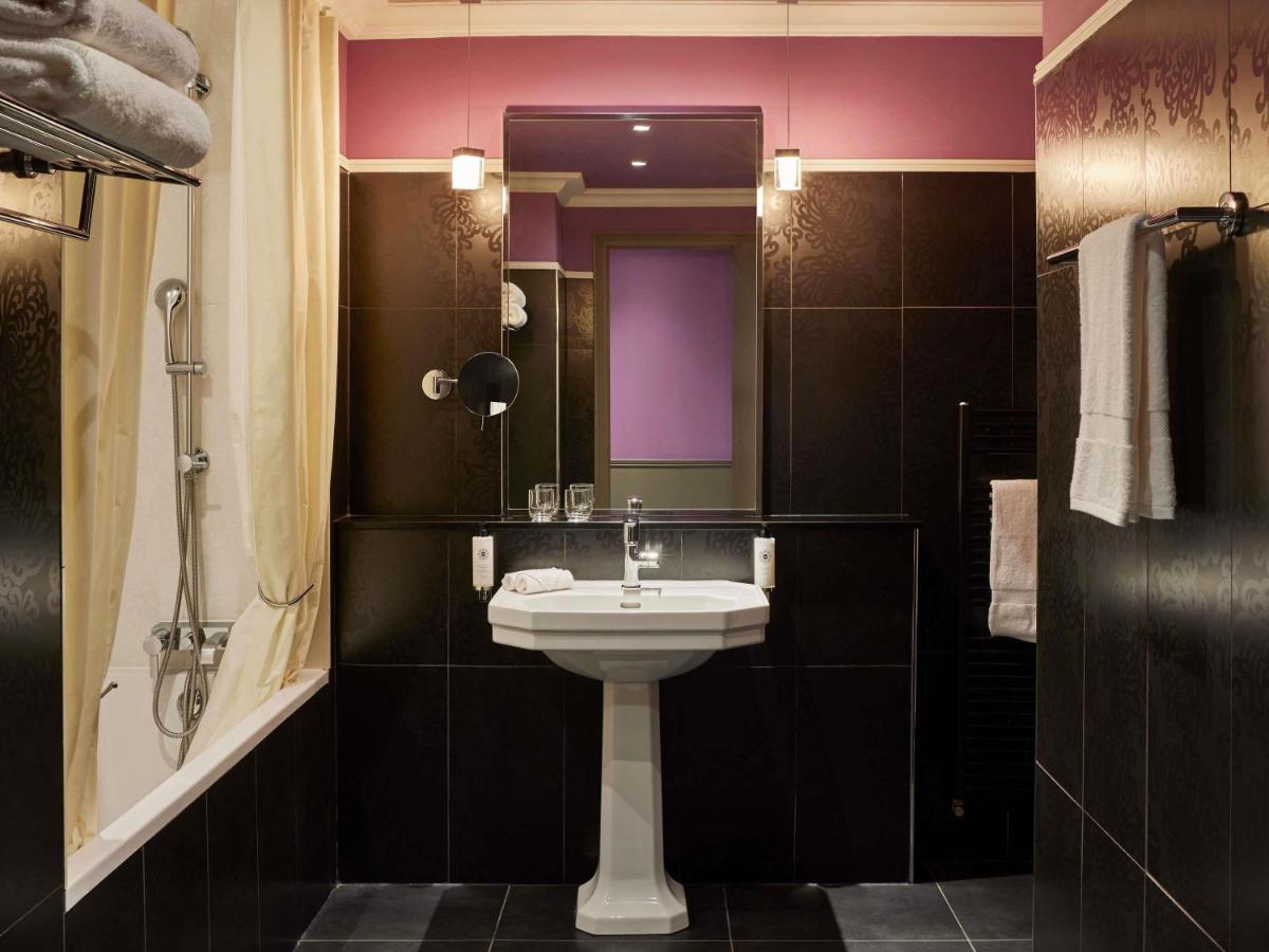 Salle de bains dans l'établissement Le Grand Hotel de Cabourg - MGallery Collection