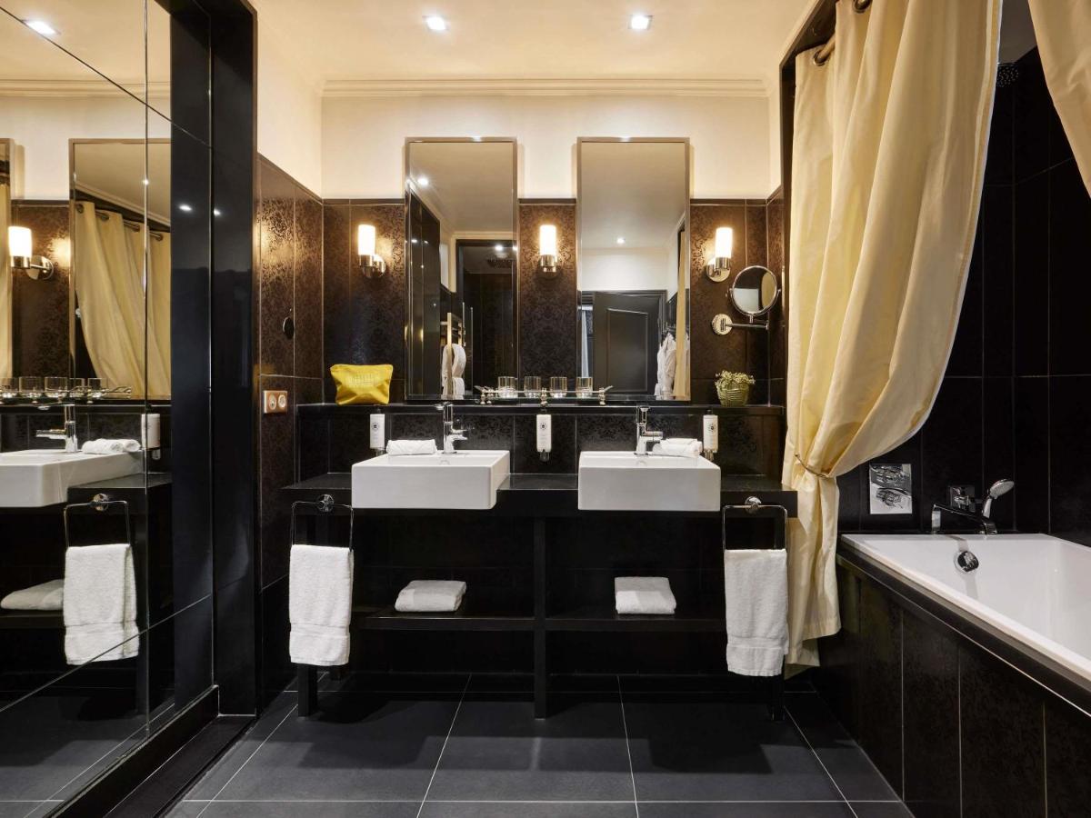 Salle de bains dans l'établissement Le Grand Hotel de Cabourg - MGallery Collection