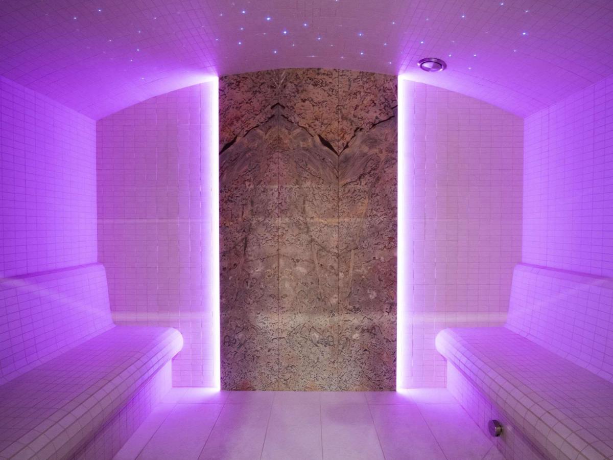 Salle de bains dans l'établissement Mercure Saint-Lary