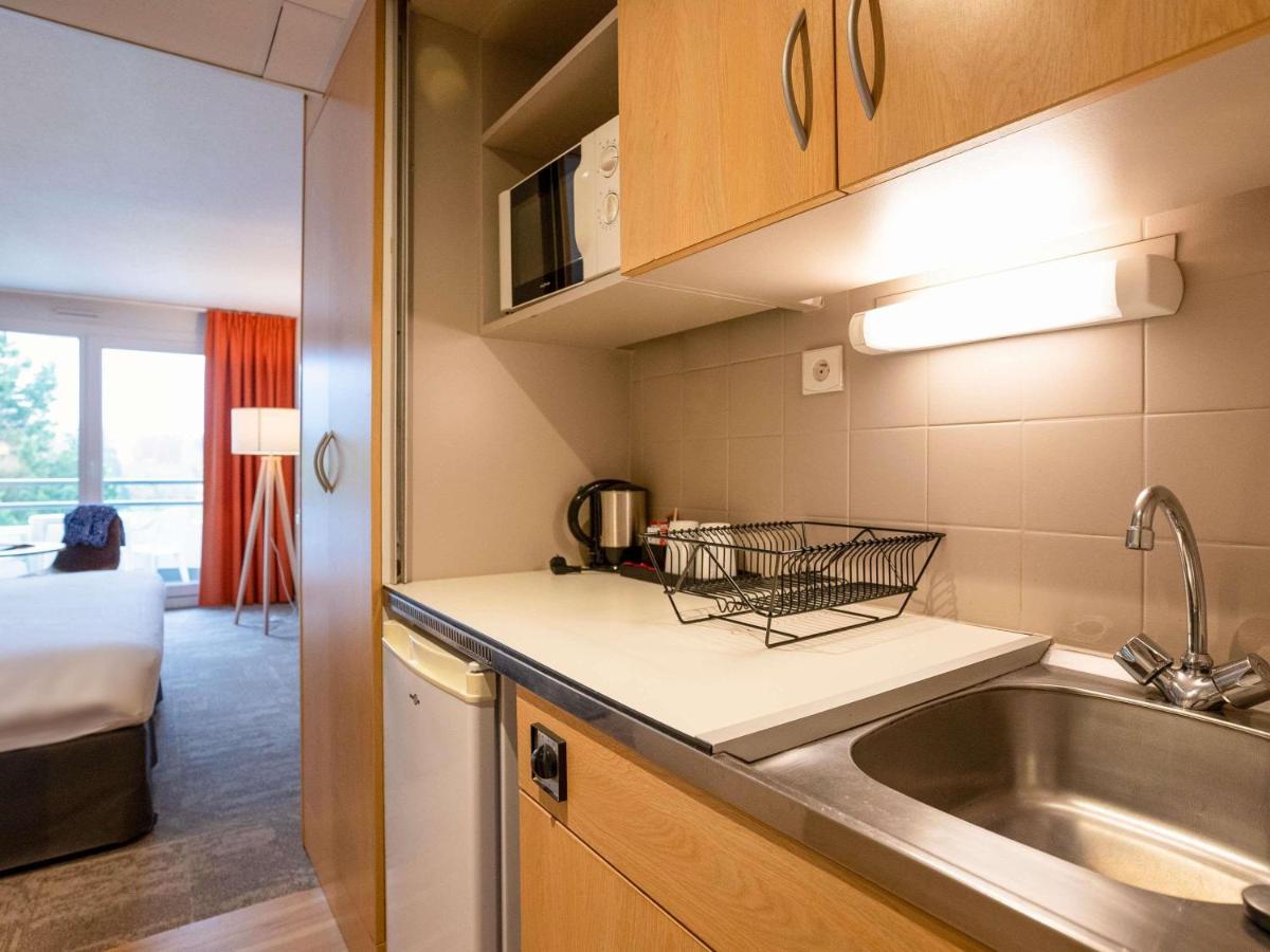 Cuisine ou kitchenette dans l'établissement ibis Styles Aix les Bains Domaine de Marlioz