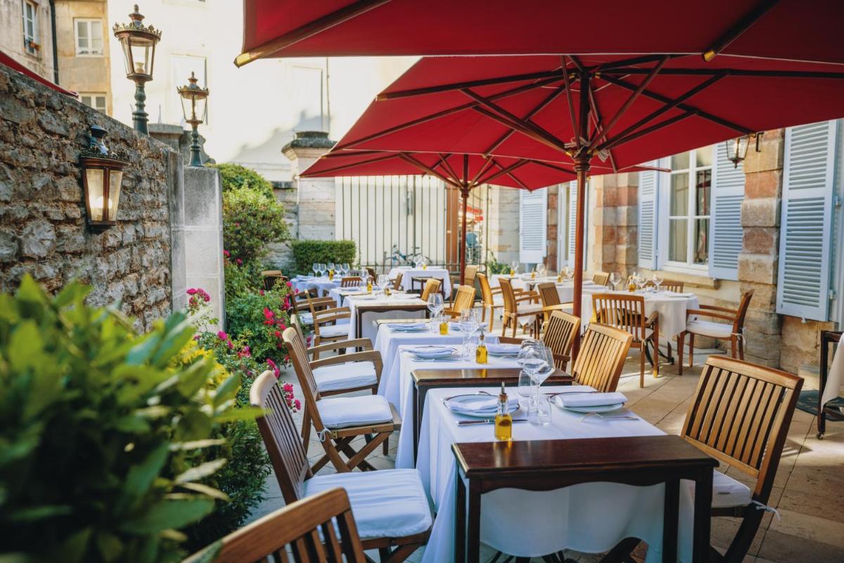 Restaurant ou autre lieu de restauration dans l'établissement L'Hôtel