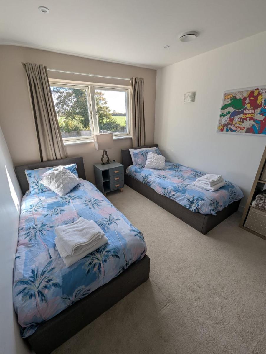 Unique, Spacious, Self-Built Eco Home with huge garden and movie room - Housity