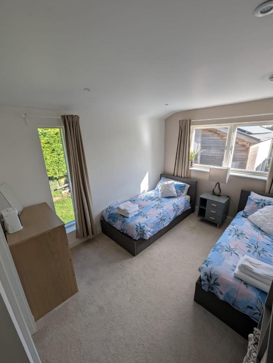 Unique, Spacious, Self-Built Eco Home with huge garden and movie room - Housity