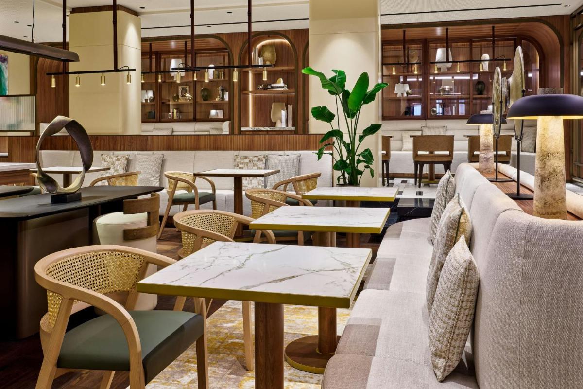 Ein Sitzbereich in der Unterkunft Berlin Marriott Hotel