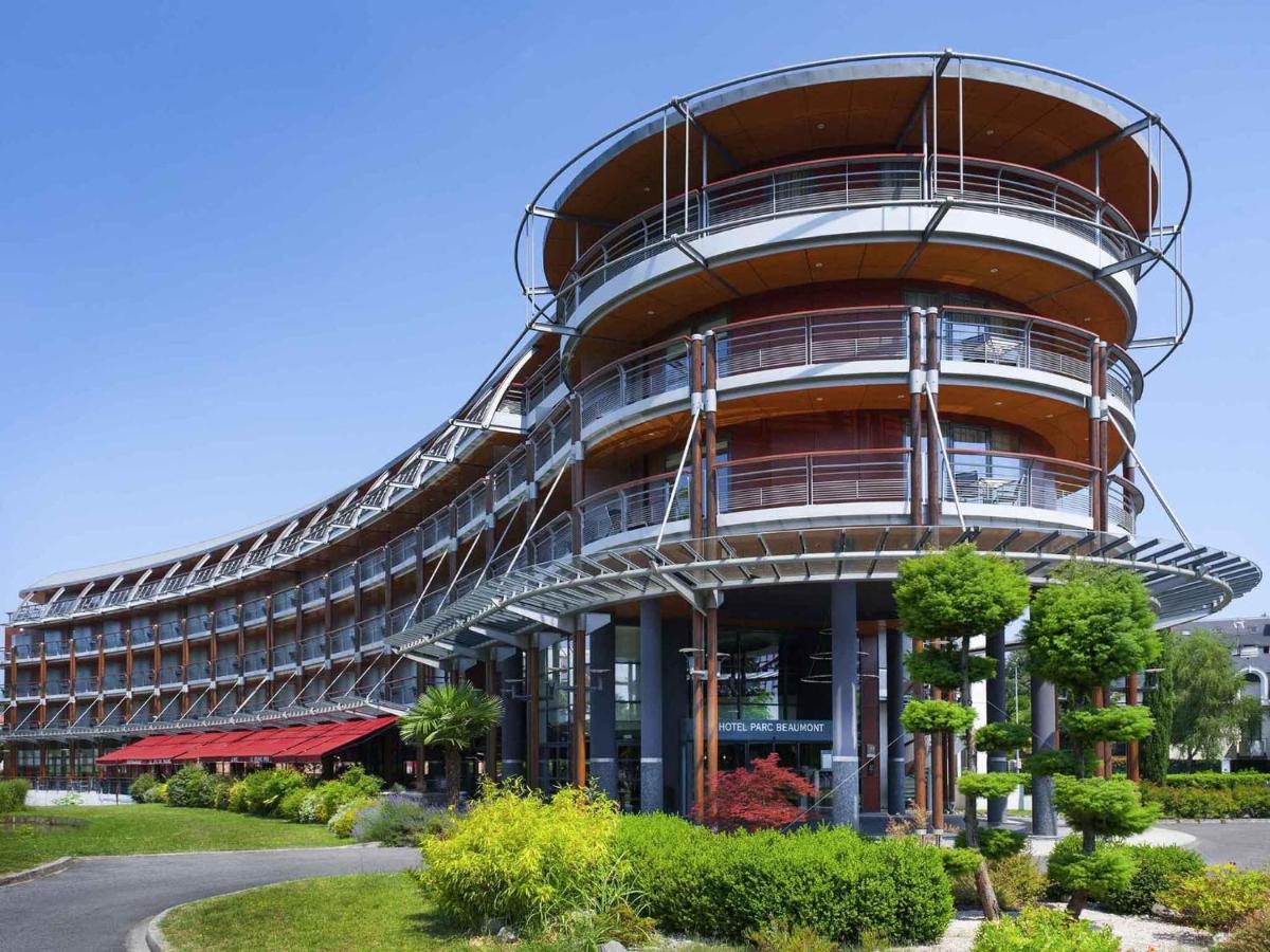 un grand bâtiment circulaire avec une spirale dans l'établissement Parc Beaumont Hôtel & Spa Pau - MGallery Collection, à Pau