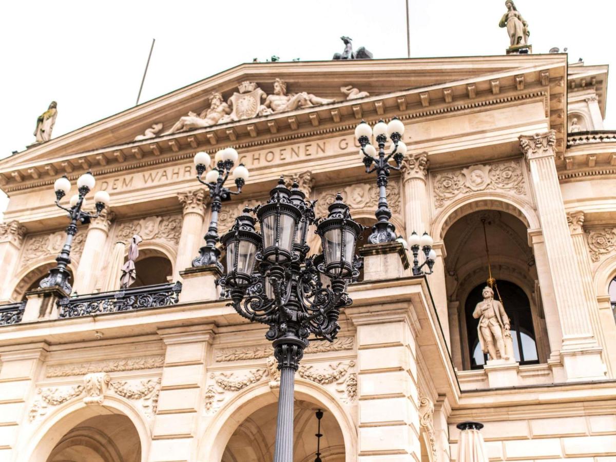 ein Gebäude mit einer Straßenlaterne davor in der Unterkunft Sofitel Frankfurt Opera in Frankfurt am Main