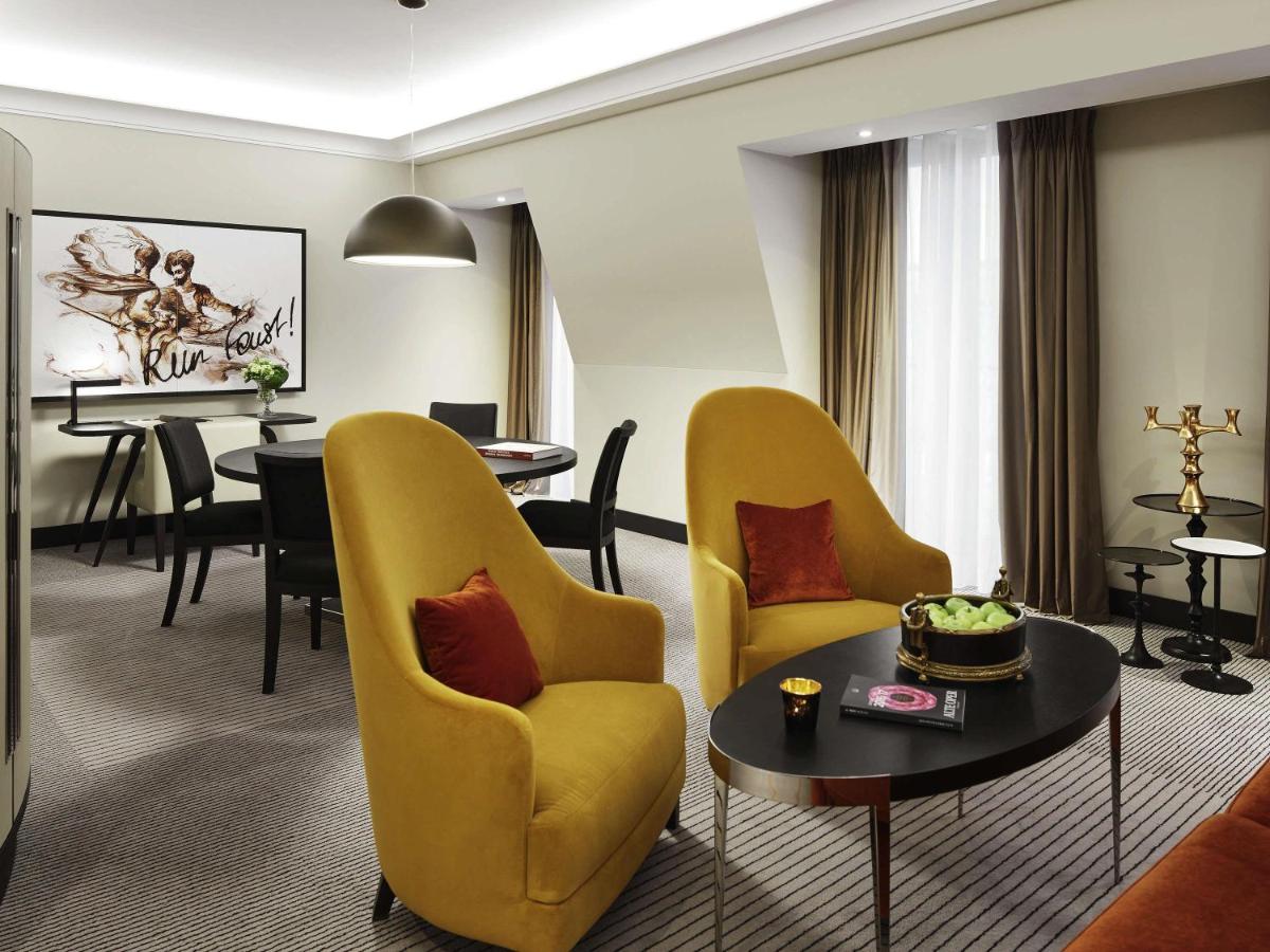 Ein Sitzbereich in der Unterkunft Sofitel Frankfurt Opera