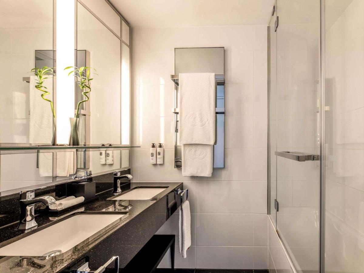 Ein Badezimmer in der Unterkunft Sofitel Frankfurt Opera
