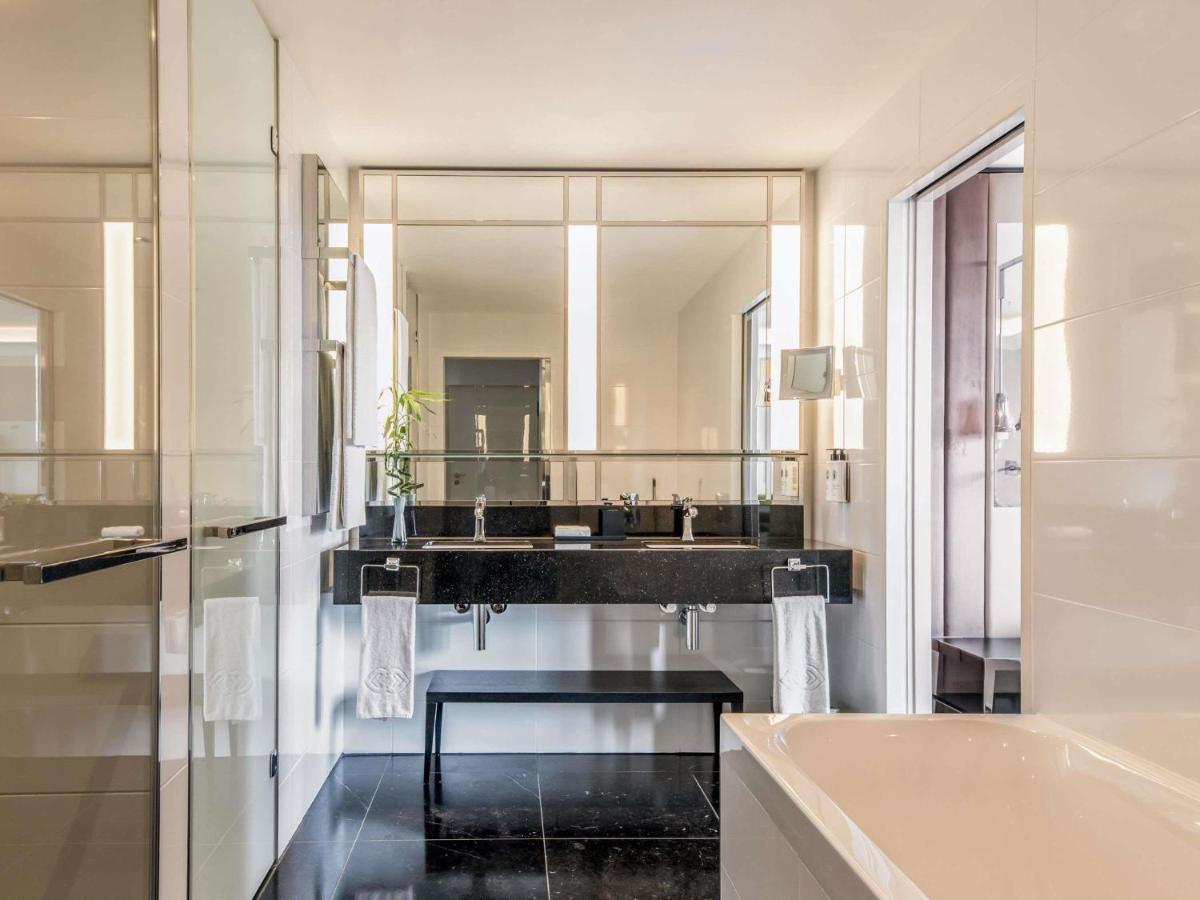 Ein Badezimmer in der Unterkunft Sofitel Frankfurt Opera