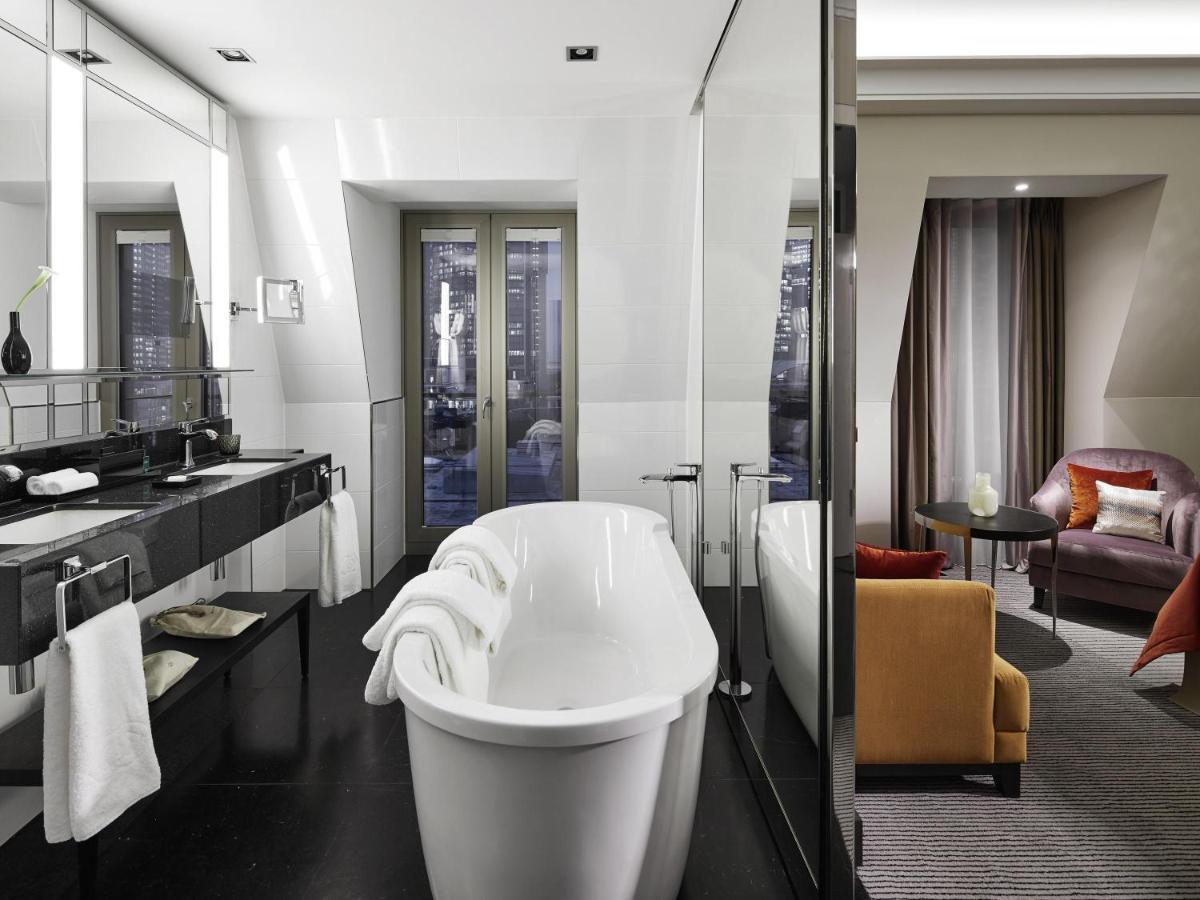Ein Badezimmer in der Unterkunft Sofitel Frankfurt Opera