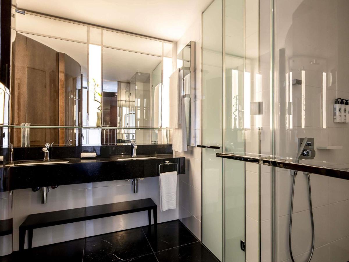 Ein Badezimmer in der Unterkunft Sofitel Frankfurt Opera