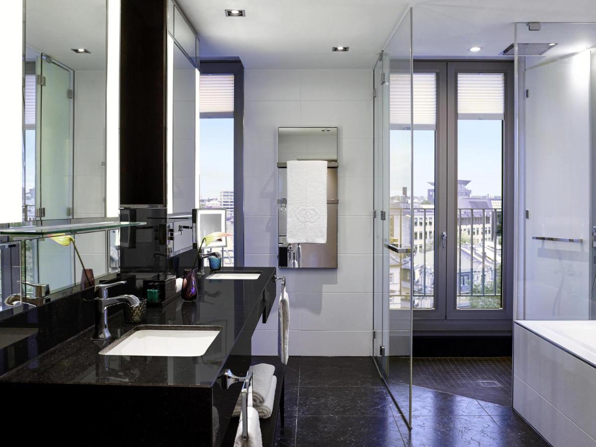 Ein Badezimmer in der Unterkunft Sofitel Frankfurt Opera