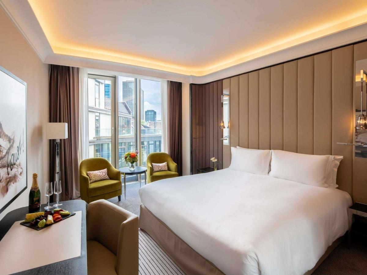 Ein Bett oder Betten in einem Zimmer der Unterkunft Sofitel Frankfurt Opera