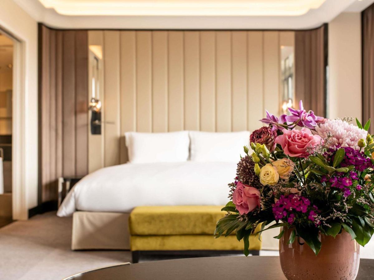 Ein Bett oder Betten in einem Zimmer der Unterkunft Sofitel Frankfurt Opera