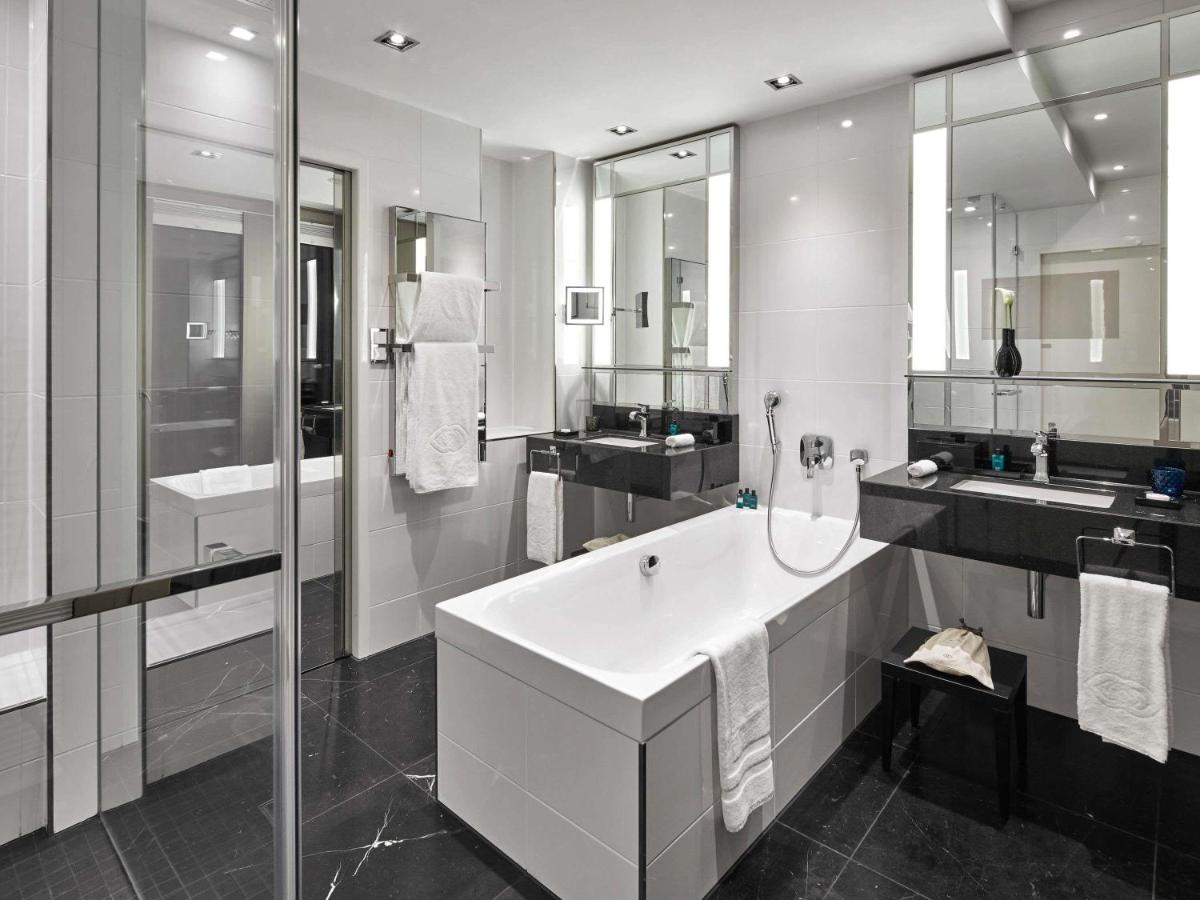 Ein Badezimmer in der Unterkunft Sofitel Frankfurt Opera