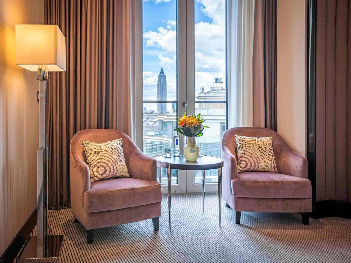 Ein Sitzbereich in der Unterkunft Sofitel Frankfurt Opera