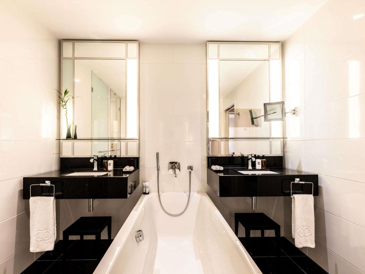 Ein Badezimmer in der Unterkunft Sofitel Frankfurt Opera