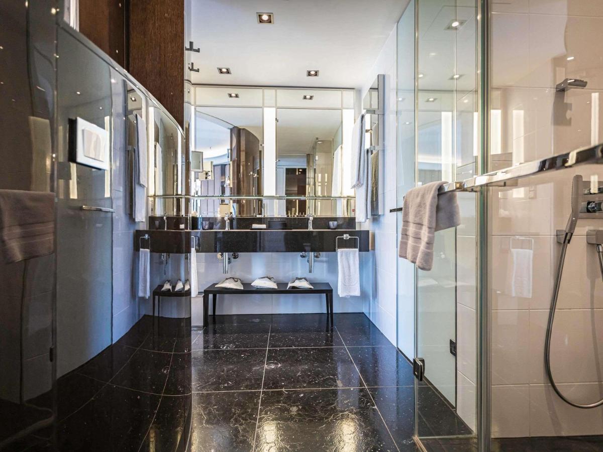 Ein Badezimmer in der Unterkunft Sofitel Frankfurt Opera