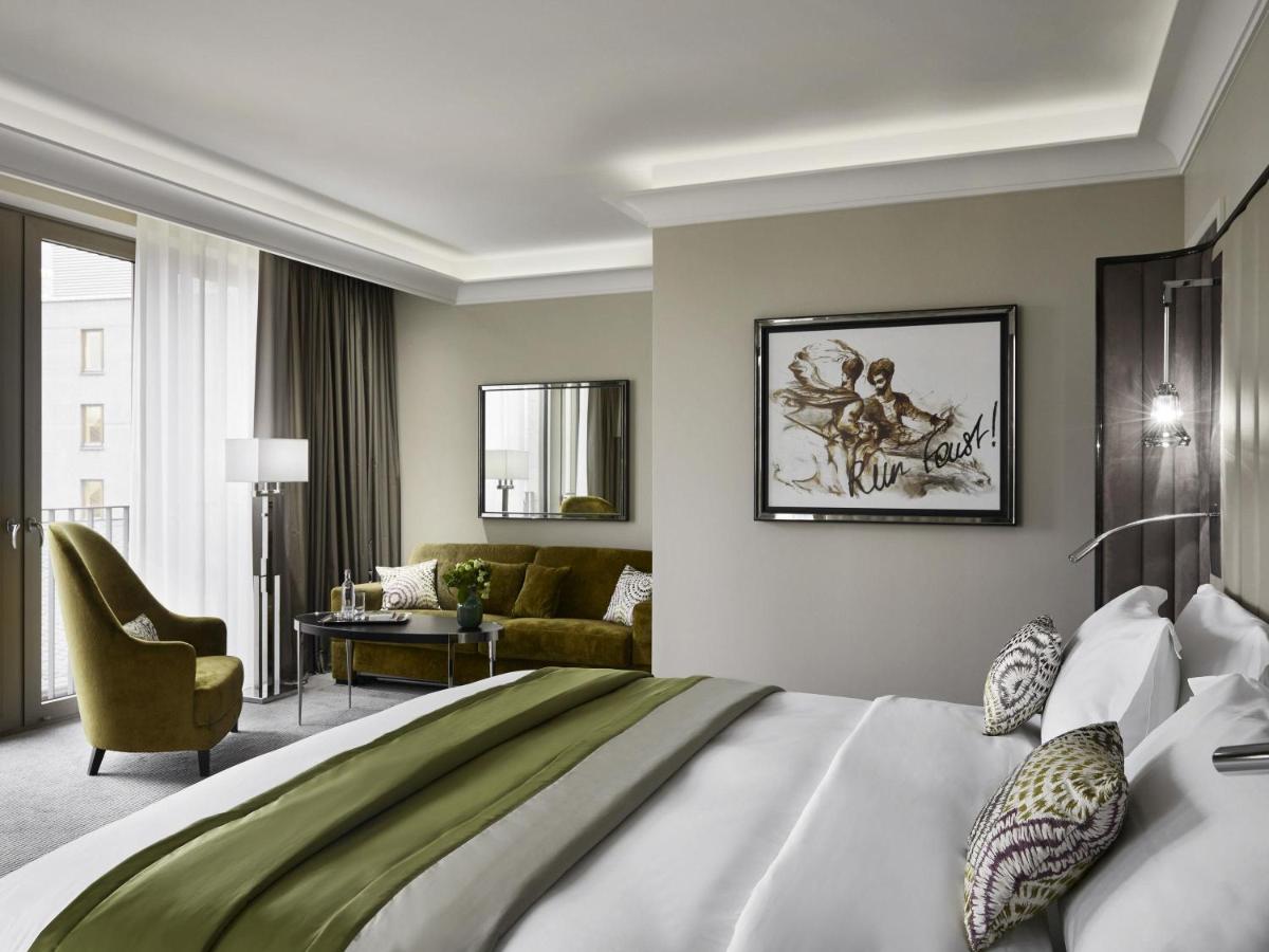 Ein Bett oder Betten in einem Zimmer der Unterkunft Sofitel Frankfurt Opera