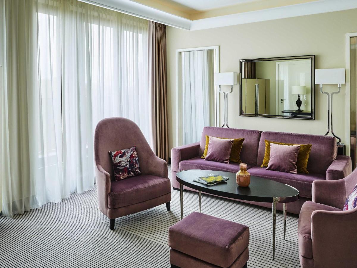 Ein Sitzbereich in der Unterkunft Sofitel Frankfurt Opera