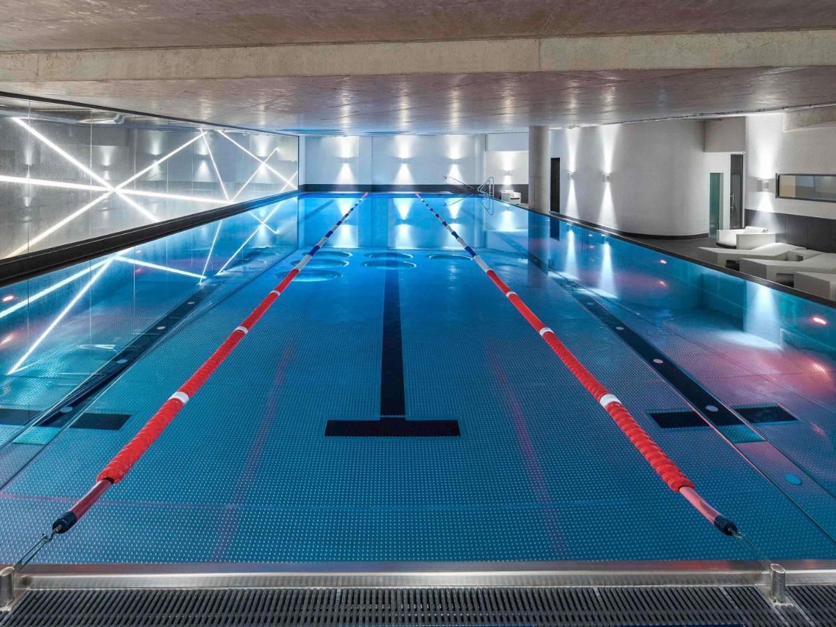 Der Swimmingpool an oder in der Nähe von Sofitel Frankfurt Opera