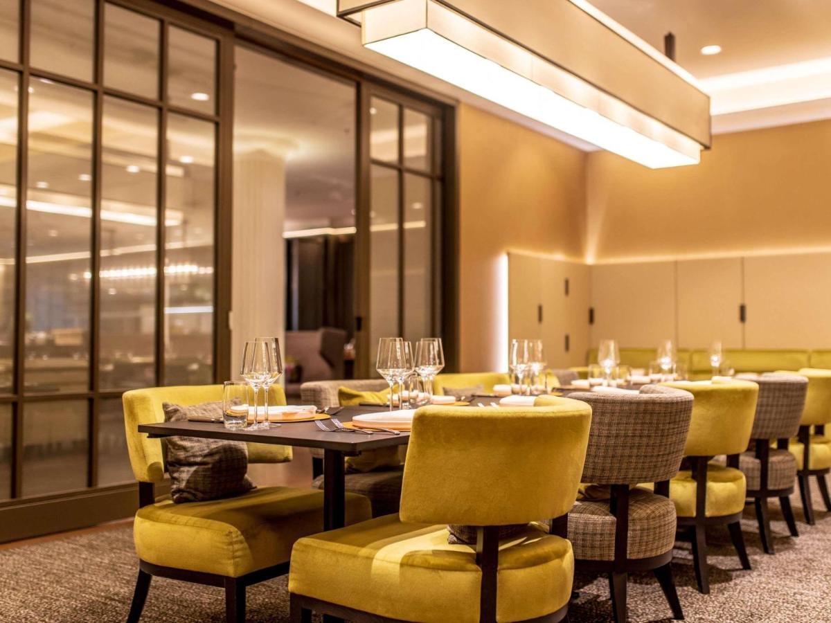 Ein Sitzbereich in der Unterkunft Sofitel Frankfurt Opera