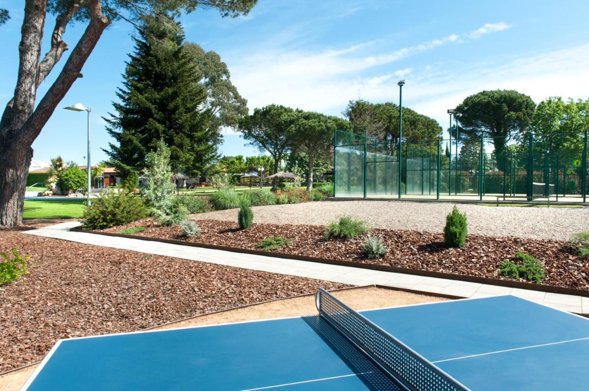 Instalaciones para jugar a tenis o squash en Hotel Mas Solà o alrededores