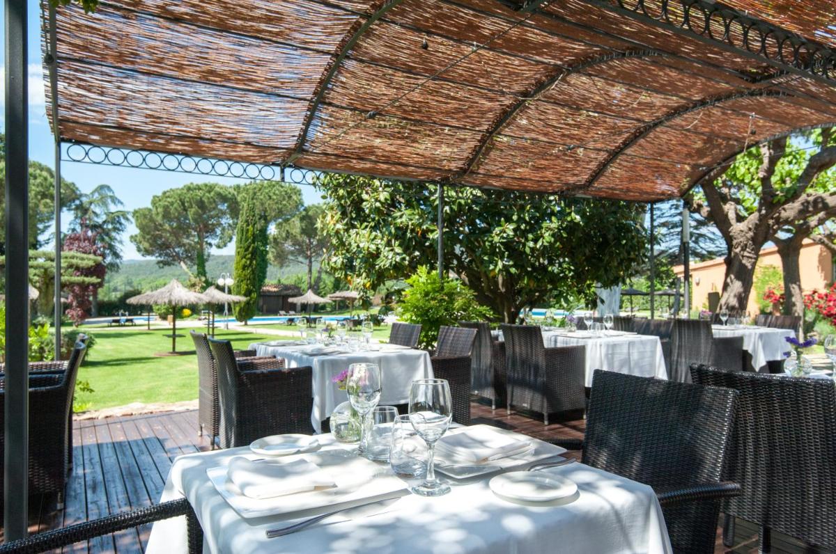 Un restaurante o sitio para comer en Hotel Mas Solà