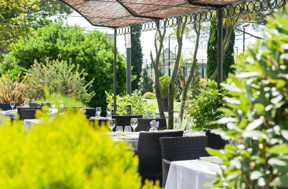 Jardín al aire libre en Hotel Mas Solà