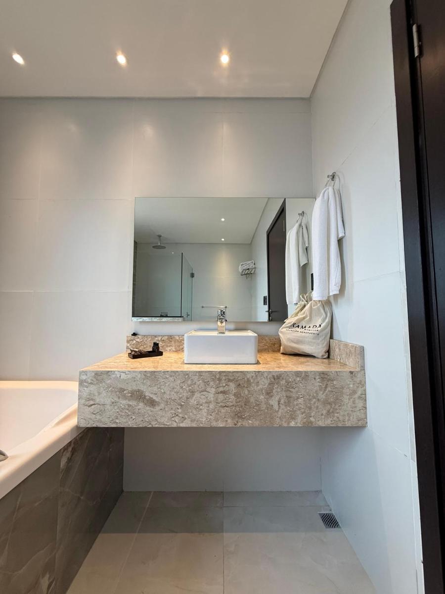 Ramada Suites by Wyndham Asuncion Aeropuerto - Housity