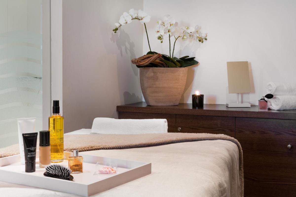 Un ou plusieurs lits dans un hébergement de l'établissement Abbaye des Capucins Spa & Resort