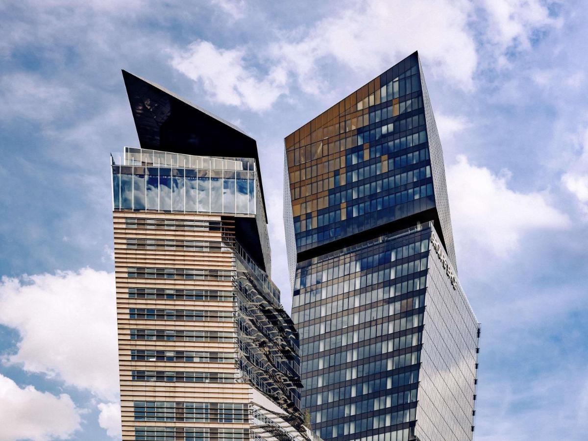 deux grands gratte-ciel dans une ville dans l'établissement Too Hotel & Spa Paris - MGallery Collection, à Paris