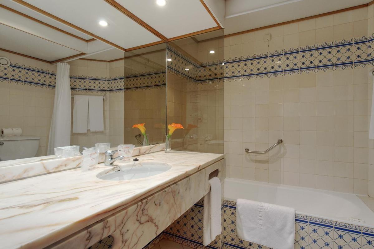 Uma casa de banho em Muthu Oura Praia Hotel