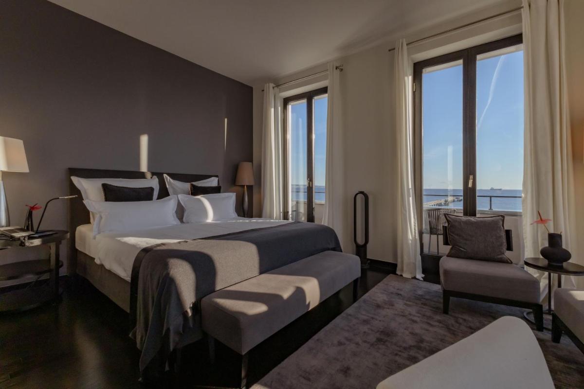 ein Schlafzimmer mit einem großen Bett und einem großen Fenster in der Unterkunft A-ROSA Hotel Ceres am Meer - Adults Only in Binz + 64 Fotos