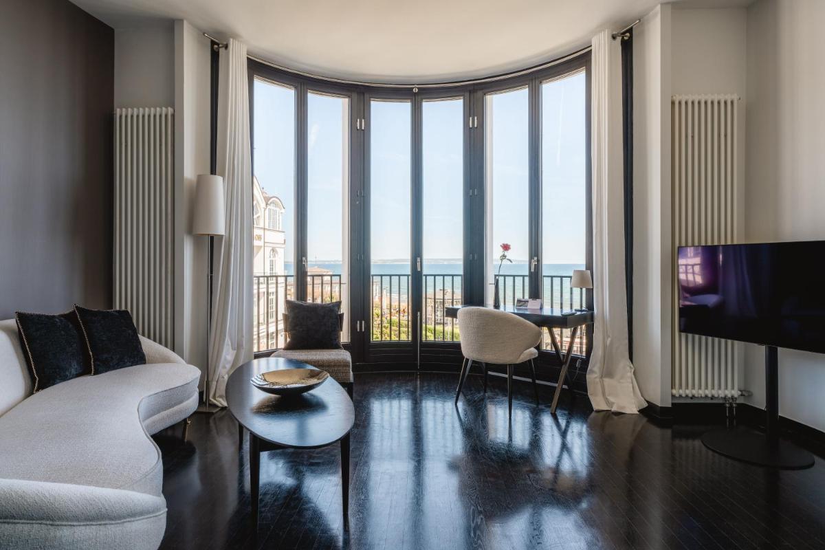 ein Wohnzimmer mit Sofa und Meerblick in der Unterkunft A-ROSA Hotel Ceres am Meer - Adults Only in Binz