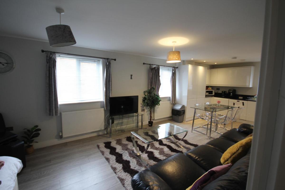 Holden Court Apartments -Apt 4 - Housity