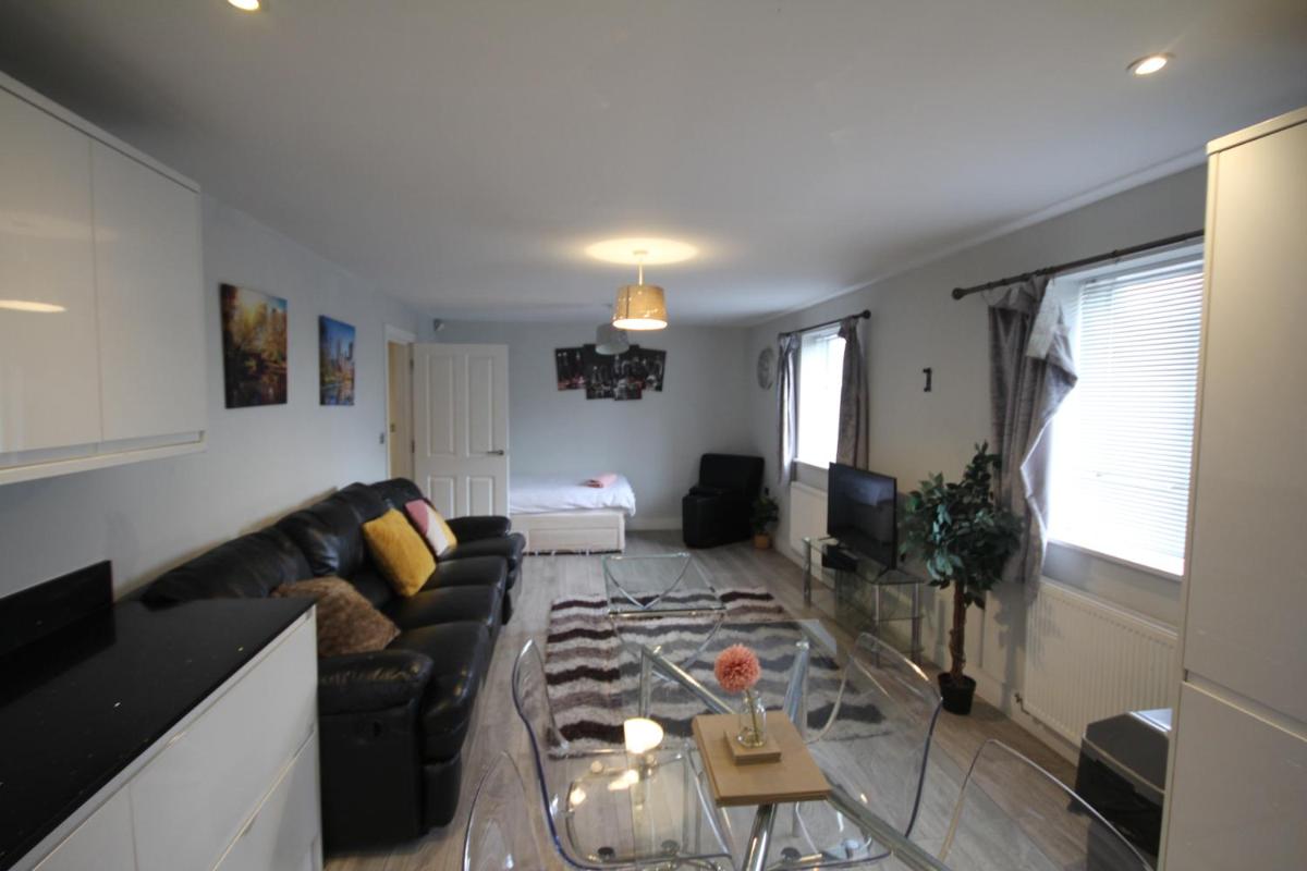 Holden Court Apartments -Apt 4 - Housity