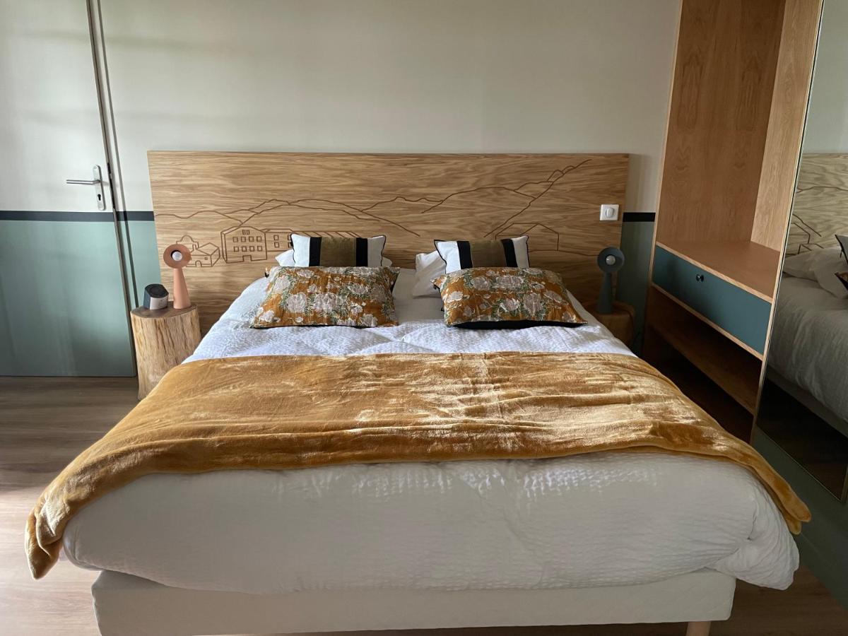 Un ou plusieurs lits dans un hébergement de l'établissement Hotel Trinquet