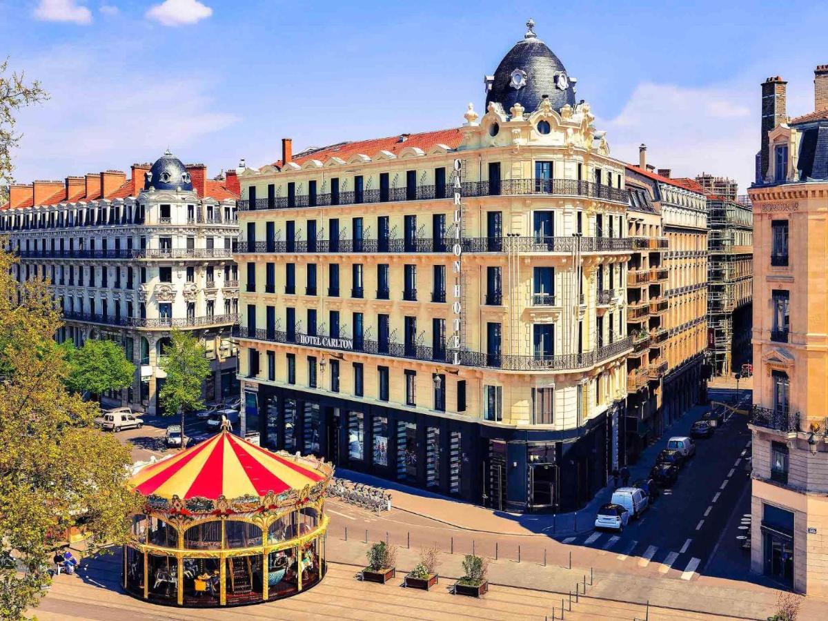 un kiosque au milieu d'une ville avec des bâtiments dans l'établissement Carlton Hotel Lyon - MGallery Collection, à Lyon