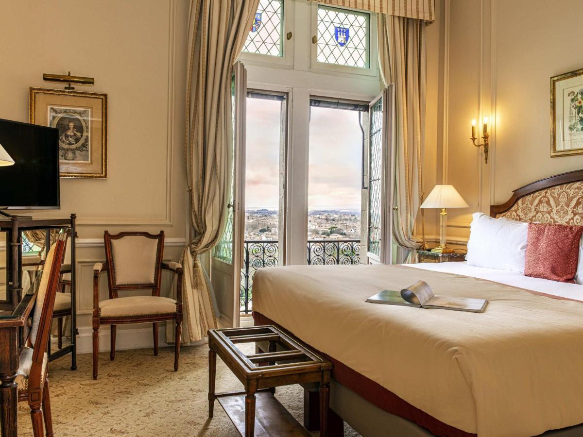 Télévision ou salle de divertissement dans l'établissement Hotel de la Cité Carcassonne - MGallery Collection