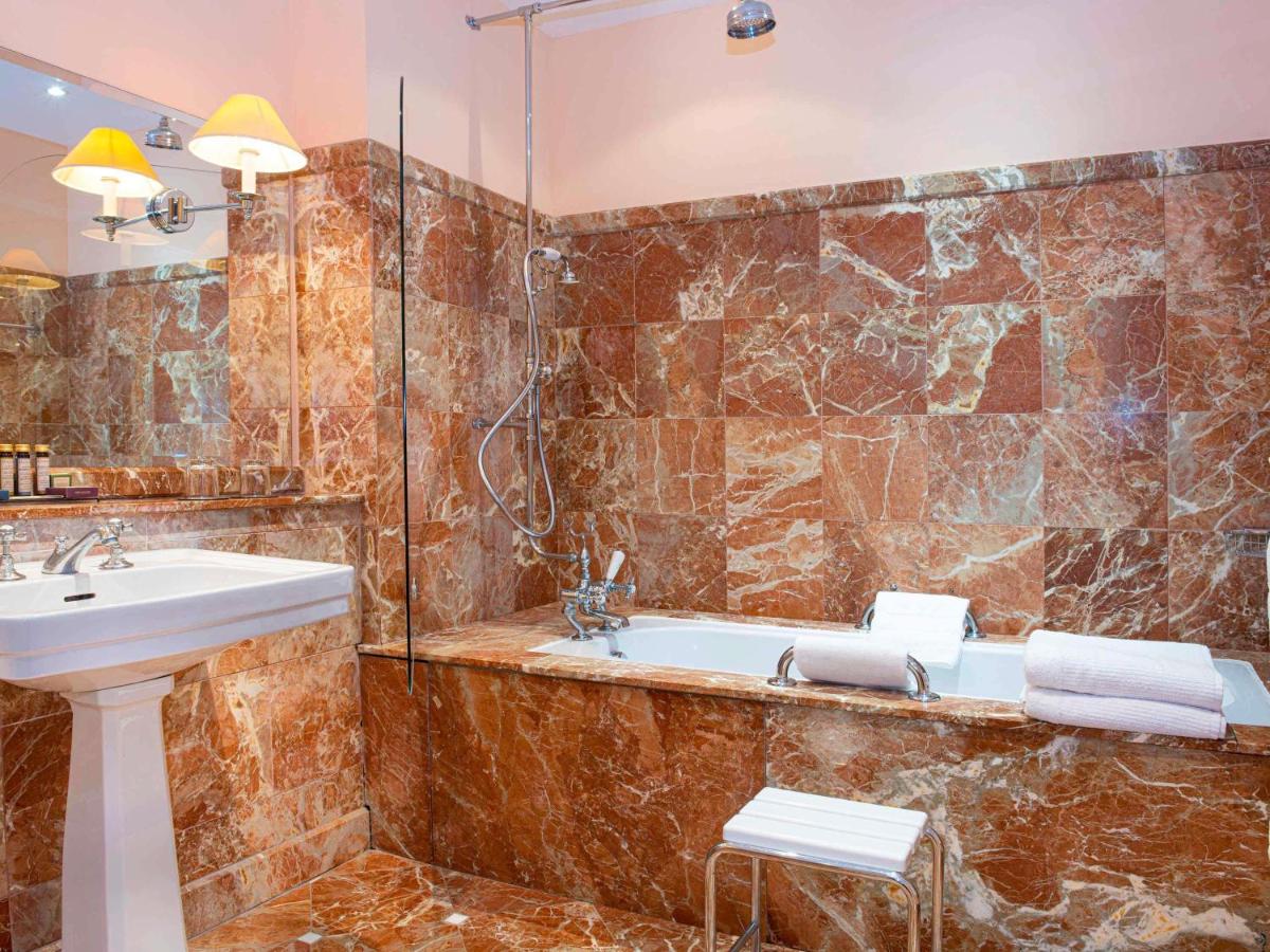 Salle de bains dans l'établissement Hotel de la Cité Carcassonne - MGallery Collection