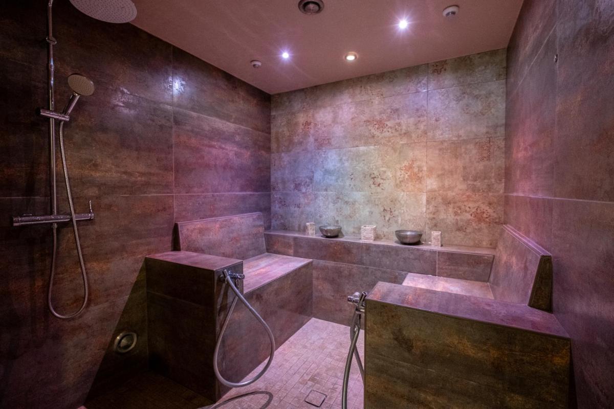 Salle de bains dans l'établissement Le Belvédère Hotel et Bien être