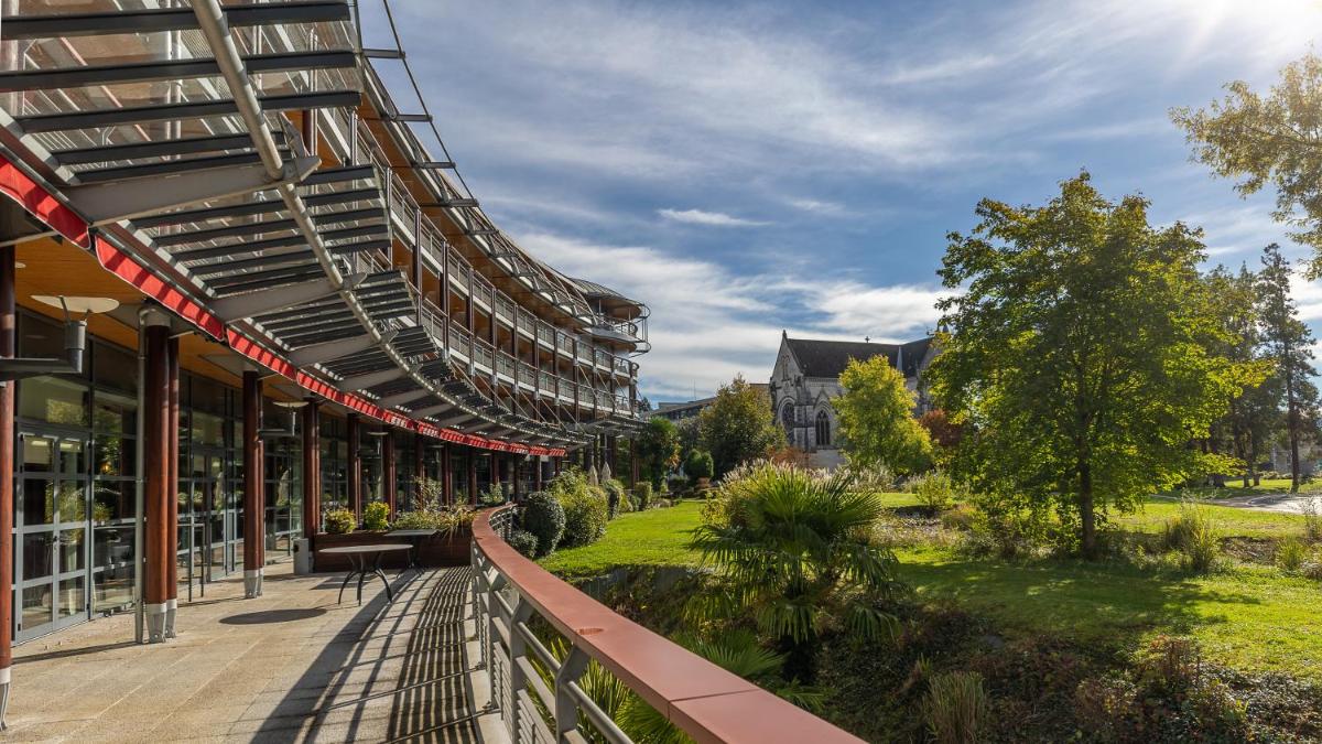 vue extérieure d'un bâtiment avec une passerelle dans l'établissement Parc Beaumont Hôtel & Spa Pau - MGallery Collection, à Pau