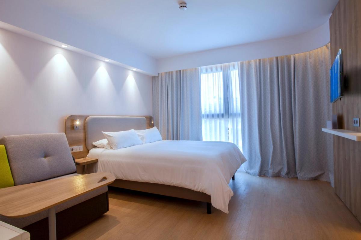 Holiday Inn Express & Suites Barcelona - Sabadell by IHG - Housity