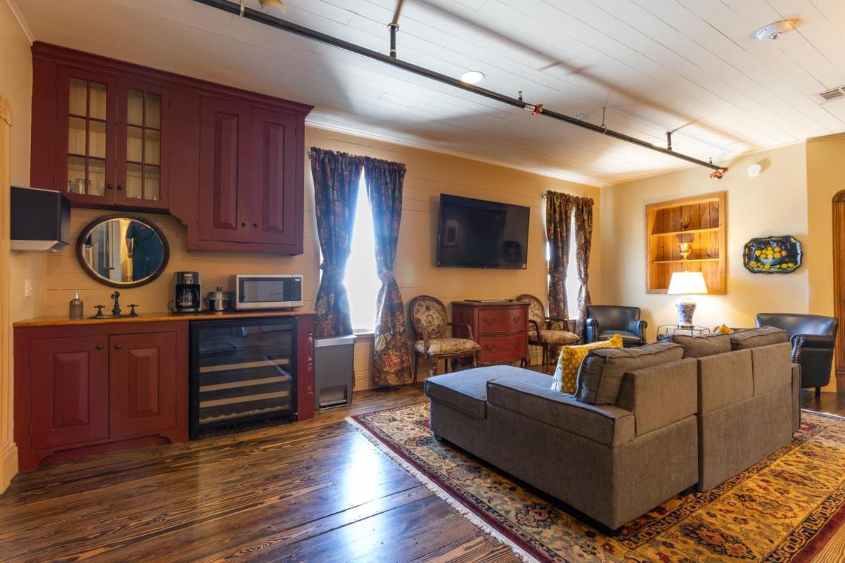 PA Smith Hotel - Housity